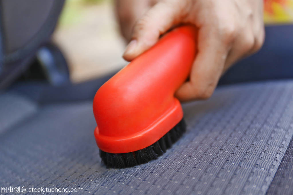 男手清洗刷里面的車(chē)